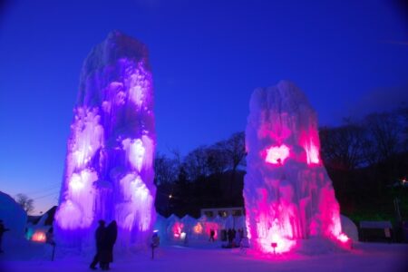 幻想的な氷の祭典。夜はライトアップ！